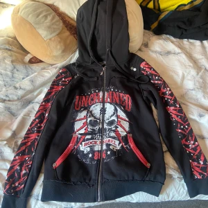 Svart hoodie från Rock Rebel - Säljer en svart ”hoodie” från Rock Rebel i storlek M men passar mig som har XS-S. Den har många fina detaljer men kommer tyvärr inte till användning. Använd ca 3 gånger. Pris kan diskuteras🩷