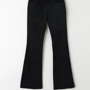Svarta low waist bootcut jeans gina tricot - Svarta bootcut low waist jeans från gina tricot i storlek 32. De är uppsydda vid benöppningen. Skickar flera bilder vid intresse Köpta för 499 kr, pris kan diskuteras. 😊(säljer i flera färger)