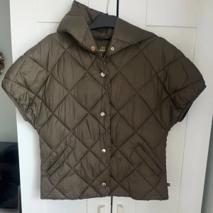 Väst - Skitsnygg väst från rituals 😍 Säljer då den inte används 💕 pris kan diskuteras