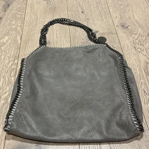 Stella McCartney - Stella McCartneys Falabella bag in medium. Has two shorter straps. Very good condition. Ask for more pictures!