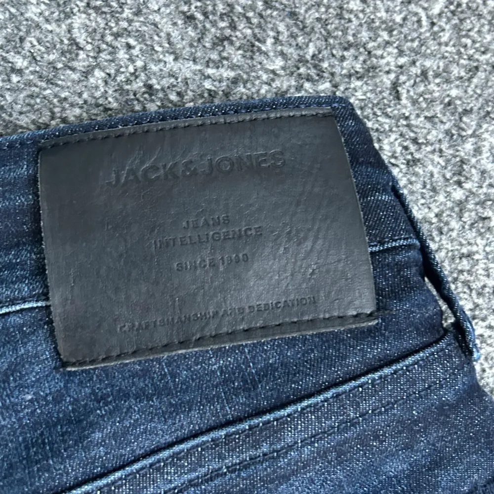 Hej, säljer nu dessa feta Jack and Jones jeans i storleken 30/32. Skicket är 8/10 med bara ett litet hål ( kan se på bilderna ) skriv om ni har några funderingar!. Jeans & Byxor.