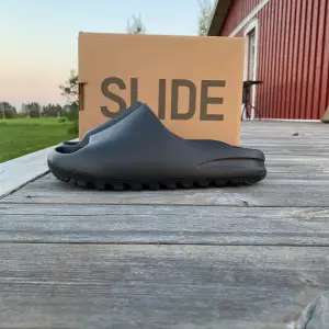 Säljer dessa helt nya yeezy slide onyx. Tofflorna är i storlek 42. Skick 10/10 med skokartongen. Priset kan diskuteras.