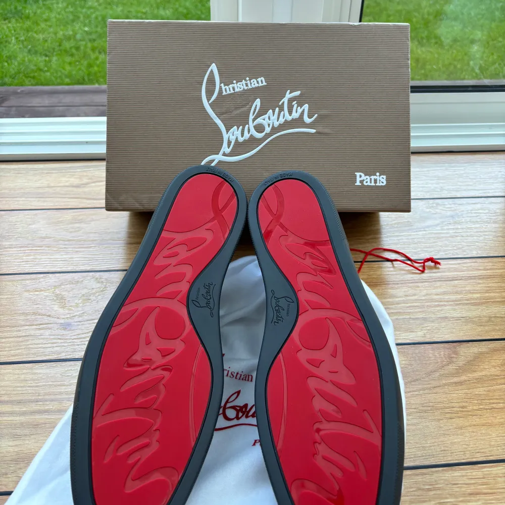 Säljer mina Christian Louboutin för de är inte min stil.Modell Louis Junior Spikes leather sneakers.Knappt använda.Skick: 9,8/10.Storlek 43 passar också storlek 44. Medföljer box och dustbag.Vänligen hör av er vid frågor eller funderingar mvh Philip. Skor.