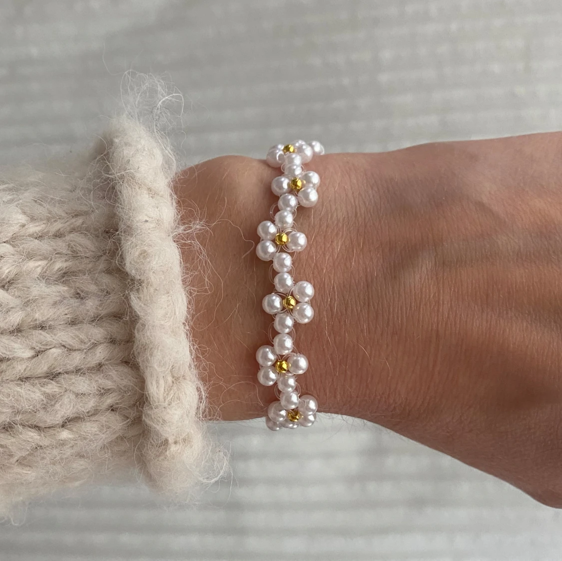 Pärlat armband med blommor 