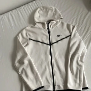 Nike tech fleece  - Säljer min tech fleece, då den inte längre används. Använd ett fåtal gånger.  Priset kan diskuteras vid säljning 