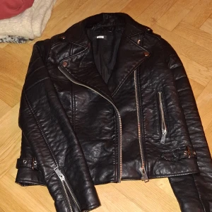 Fejk skinnjacka - Skinn jacka från bikbok, inga skador Storlek xs men skulle nog säga Xxs på denna