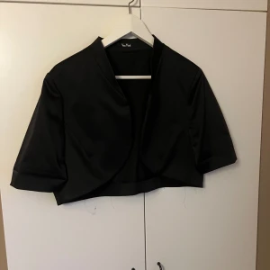 Bolero  - Säljer denna bolero, köp gärna med köp nu❤️