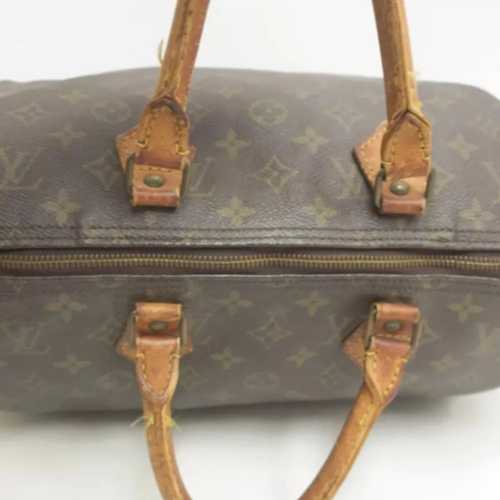 Louis Vuitton Speedy 35. Ett måste i väskkollektionen! Bra storlek för både vardagsbruk och resor. Perfekt att använda som skol-/arbetsväska. Speedy ger en touch av lyx och stil till varje outfit. Tillverkad i den ikoniska monogramduken.. Väskor.