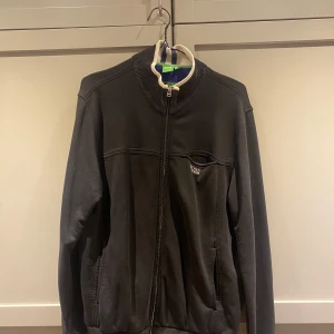 Hugo boss zipp upp - En vintage Hugo boss zipp upp i bra skick bortsett från att den är gammal så har blivit naturligt sliten i size L