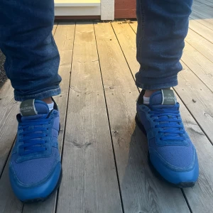 Valentino Rockrunners - Hej! Vi säljer nu dessa väldigt fina Valentino Garvani Rockrunners med OG Box  | väldigt fint skick inga former av difekter |  Storlek 40.5/41 | perfekta skor till hösten/vintern  Säljs nu för endast 2199kr!  Hör av er vid minsta funderingar⭐️ 