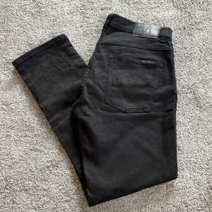 Nudie Jeans, Grim Tim - Hej, jag säljer dessa sprillans nya nudie jeans för ett super pris. Nypris 1600kr✨🥂 Leverans inom 1-2 dagar med instabox eller PostNord🤝✅. Om du går in på min profil har jag ett par andra svarta nudie jeans, jag skulle kunna gå med på 700kr för båda✅