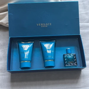 Versace Eros edt giftbox - Säljer denna låda med en parfym en showergel och en aftershave helt oanvända👍🔥