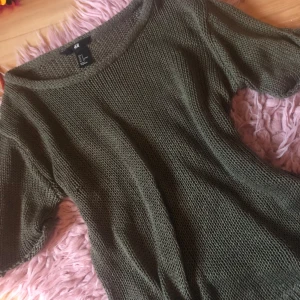 Stickad mörkgrön tröja⭐️ - Kortärmad, hyfsat genomskinlig men är fin med något under<3 Säljer då den tyvärr inte är min stil längre och kommer därför inte till användning. 💗