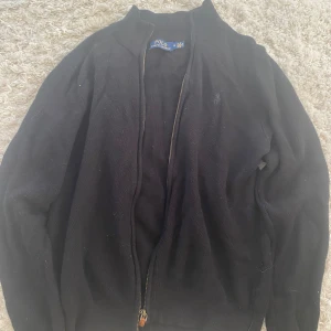 Ralph lauren full zip - Säljer då den blivit för liten.