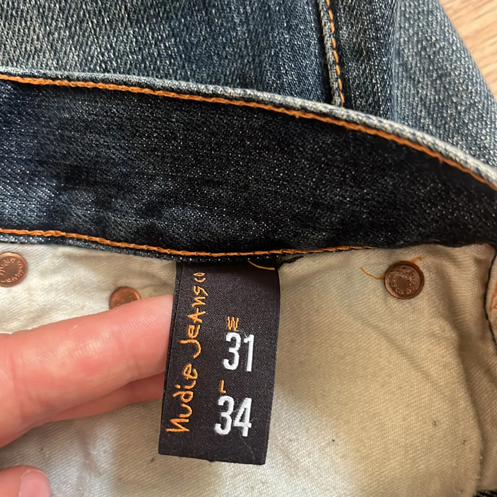 Säljer dessa snygga och i princip nya Nudie Jeans, modell Eazy Emil med raka ben. Nypris 1600 kr. Använda fåtal gånger, med snygg tvätt och slitningar. Hör av dig vid frågor eller om du vill ha fler bilder! 👖🍾. Jeans & Byxor.