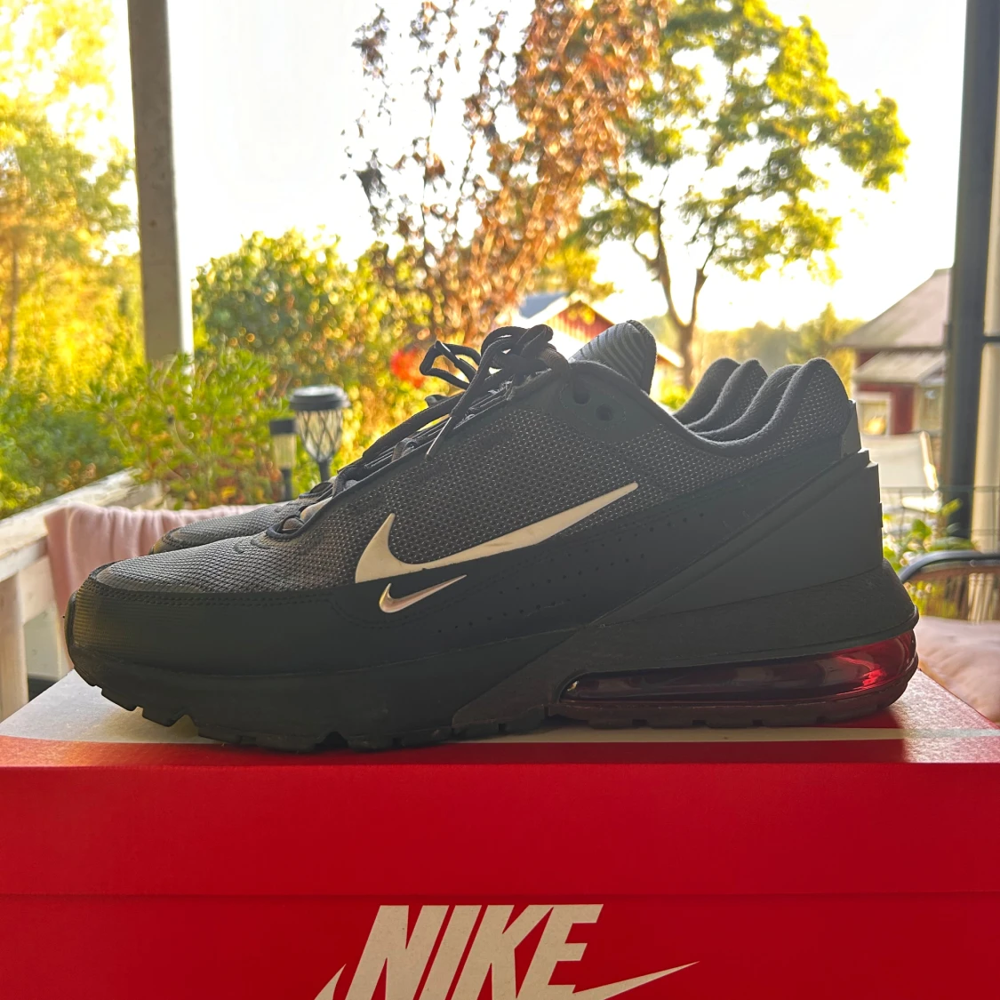 Svarta Nike sneakers med luftig design