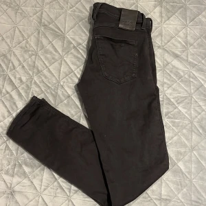 Replay jeans  - Säljer mina feta replay jeans dom har blivit försmå, nypris ca 1600, skriv för fler frågor kan droppa i pris vid snabb affär!