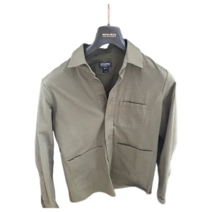 Woolrich overshirt  - Säljer denna overshirten som är perfekt nu inför hösten! nypris är 2800kr skriv om du är intresserad och har frågor angående att köpa!