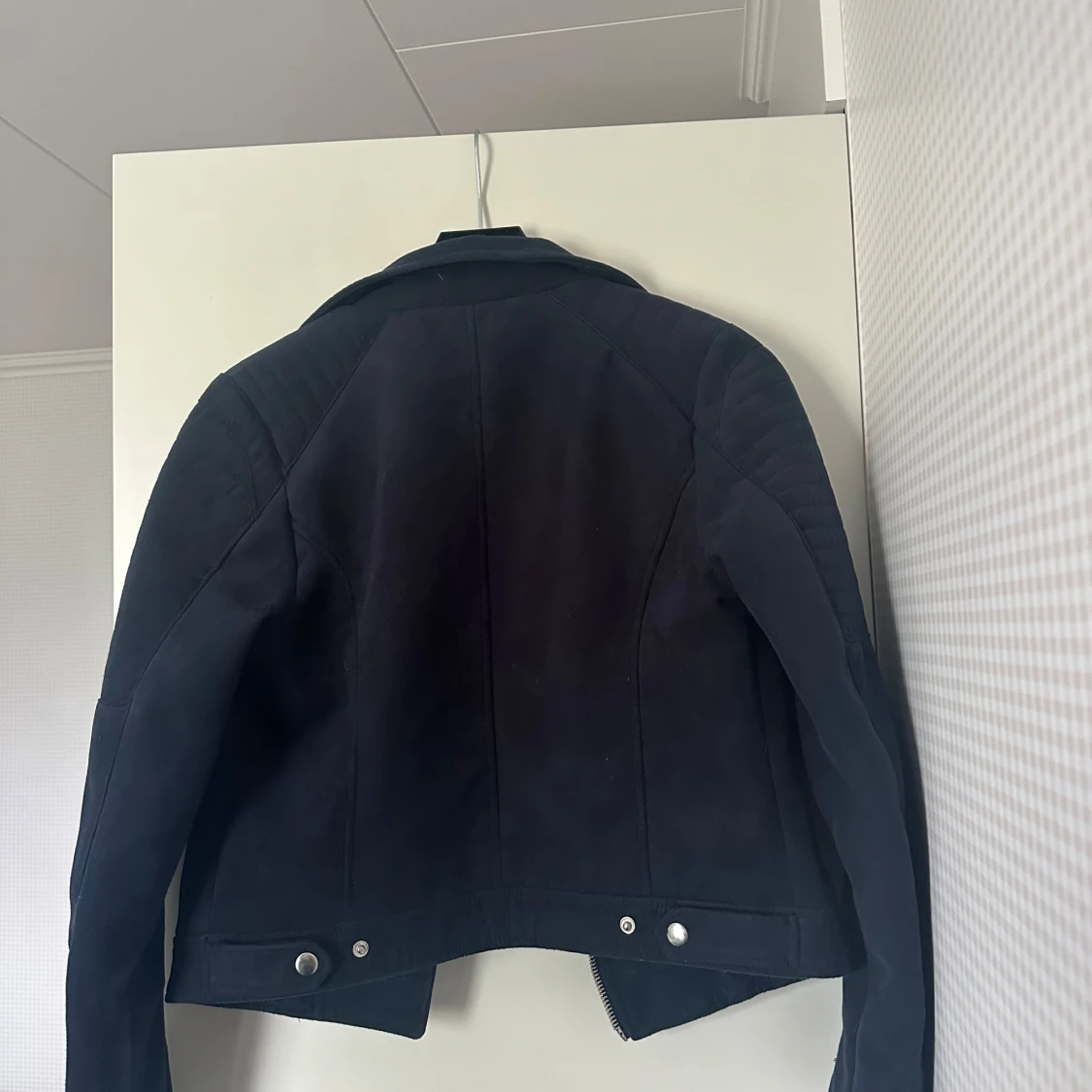 Blå mockajacka m silvriga detaljer - 90