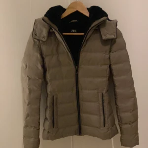 Jacka  - Säljer denna jackan från Zara som inte kommer till användning, jackan säljs inte längre. Inga defekter storlek xs