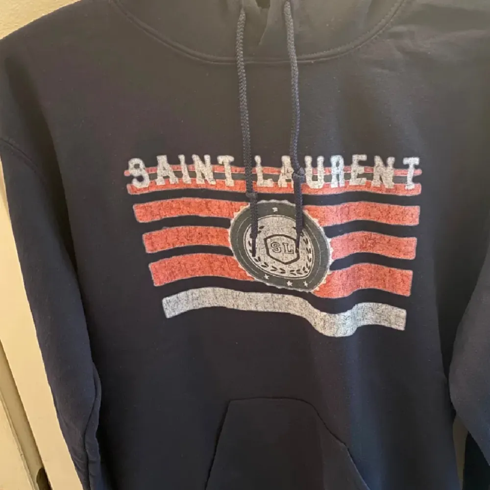 Extremt eftertraktad och snygg Saint Laurent hoodie, Marcus kan intyga det! Tror ej den är äkta, därav priset! Nypris 8000kr. Kan även tänka mig byta mot cs-kniv! 😃. Hoodies.