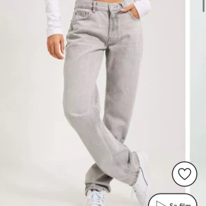 Straight jeans grå Gina tricot - Jätte bra skick de är i storlek 32 men de är lite korta på mig💕 Jätte fin grå färg💕Köpte för 500kr men säljs för 250❤️