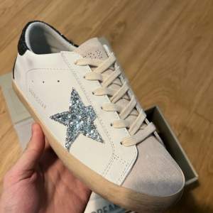 golden goose skor strlk 39 jätte fina passar även 38. aldrig använda men säljes billig pga att vill bli av me dem. :) kan sänka pris vid snabb affär!! 