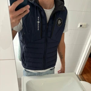 Sailracing väst - Perfekt för hösten! En sailracing väst som är inköpt förra vintern för 2799 kr! Knappt använd då den blev lite för liten rätt fort. Den är i toppskick. Bara höra av sig vid funderingar:)