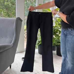 Svarta kostymbyxor - Supersnygga svarta kostymbyxor från bikbok. Byxorna är midwaist/lowwaist. Perfekta för höst och vinter! Säljer pga av att de är för små. St 36. Knappt använda, nyskick