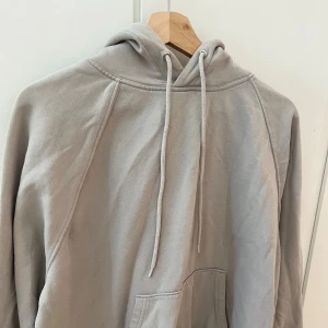 Beige hoodie 🫶🏼 - Mysig & oanvänd hoodie från H&M, perfekt till kallare väder🫶🏼