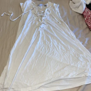 Topp/T-shirt  - Topp/T-shirt vit med snören vid brösten  