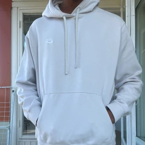 Nike hoodie - Xl hoodie Väldigt bekväm  Några enstaka färgfläckar 