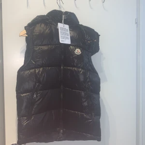 Helt ny med QR kod - Moncler väst storlek M köpte den men den matchade inte riktigt min stil 