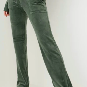 Juicy byxor  - Använda men mycket bra skick. Säljer även tröja till! Uppsydda i benen för att passa någon ca 160 cm. Skriv för mått!