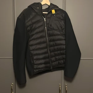 Svart jacka från Parajumpers - Tja! Säljer nu min svarta jacka från Parajumpers i storlek S. Jackan har dragkedja och huva och ett väldigt skönt material som är perfekt under lite kallare dagar. Ingen box eller kvitto medföljer. Om du har funderingar så är det bara att höra av dig