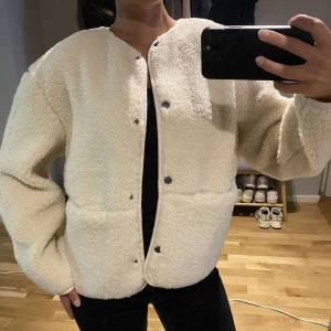 Teddy jacka  - Tunnare Teddy jacka från hm i storlek xs med passar även s! Aldrig använd med prislapp kvar💞