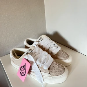 STRAYE LOGAN PUFF - Helt nya och oanvända STRAYE Logan Puff i färgen Cream   Storlek M10.5 / W12 = 44   Orgnialpris 1400 ink frakt  Orginalförpackning, kvitto och äktenskapsbevis finns tillgängligt!   Säljer pga fel storlek :)