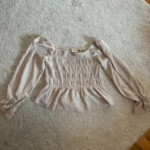 Tröja  - Lite lite cropped. Man kan välja om man vill dra ner axlarna eller inte. 
