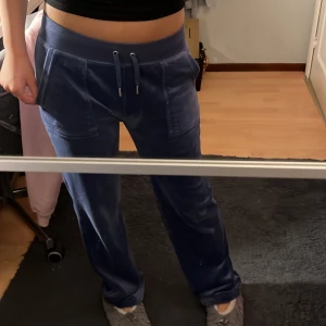 Juicy couture byxor  - De har andvänds ett par gånger men de är i bra skick. Köpta på Nelly för 1200kr i storlek XS, är 1,63cm lång och de passar mig perfekt i längden 
