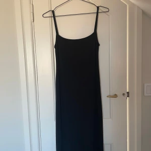 Svart tight långklänning - I jättefint skick - använd väldigt få gånger!🤍 Har en liten slits baktill och justerbara band. Skriv till mig innan du trycker på köp nu!!!!