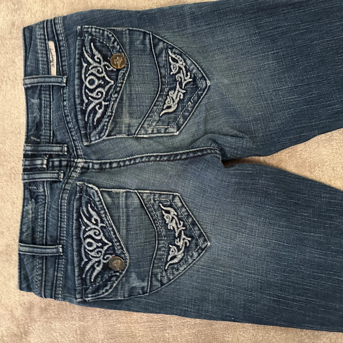 Blå jeans med broderade fickor