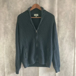 Mörkblå Cardigan M&S - Säljer en snygg och tidlös mörkblå tröja från Marks & Spencer | Perfekt tjocklek för både höst och vinter | Tröjan är i riktigt bekvämt material | Hör av er vid frågor!⭐️