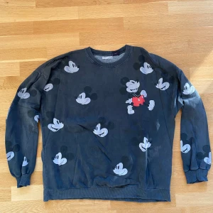 Mickey Mouse-tröja - Bra skick, lite urtvättad men mjuk och skön.