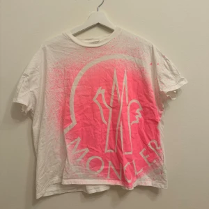 Moncler T-shirt  - Använd enstaka gånger, Max 5 gånger. 