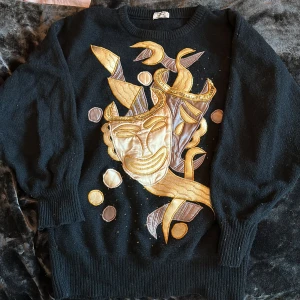 Stickad tjocktröja  - En jätte fin stickad tröja med två teatermasker har använts flertal gånger men änvänder den inte längre eftersom att ärmarna på tröjan är för korta för mig💕❤️