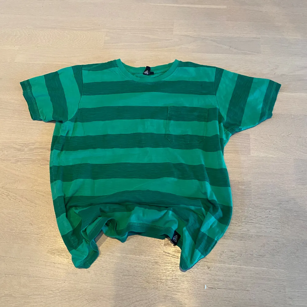 Grön T-shirt i toppen skick som sitter som en small. Byxorna som är tipsade till finns kan också köpas på min profil.   Pris kan alltid diskuteras . T-shirts.