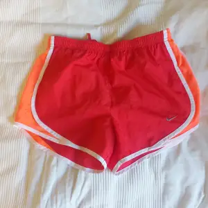 Korta träningsshorts.  Märke: Nike Storlek: medium Bra begagnat skick.