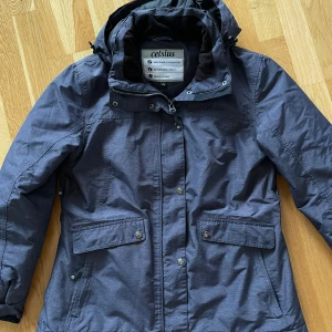 Celsius vinter sport jacka(dam) - Celsius vinter sport jacka(dam) •Använd 2-3 gånger •Finns foder så den går att använda som vinter, höst och vår jacka •Krage: luva kan justeras el tas av, hakskydd med foder •Funktion: Andningsaktiv, vindtät, vattentät •Har många fickor •Storlek: 42