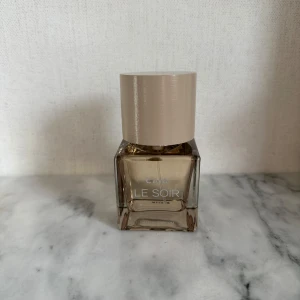 Caia Le soir Limited Edition - Toppnoter: Mandarin, Rosépeppar och Svarta Vinbär Hjärtnoter: Jasmin, apelsinblom och sötma Basnoter: Trä, vanilj och bärnsten  OQNVÄND 50 ml