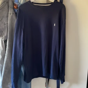 Ralp lauren tröja - En fett snygg Ralph lauren tröja i ny skick aldrig använd✅  Storlek XL men passar L (nypris ca 2000 mitt pris 599)💸👍🏼 (priset går att diskuteras)✅👍🏼